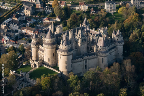 Fotodibond 3D Widok z lotu ptaka na zamek Pierrefonds odrestaurowany przez Viollet-le-Duc