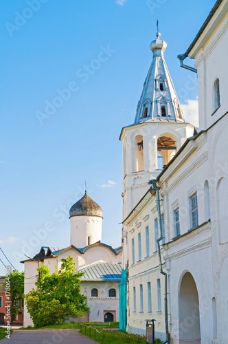 Plakat Veliky Novgorod, Rosja. Kościół Żon, Mirra-nosicieli i wieża bramna na dziedzińcu Jarosławiu