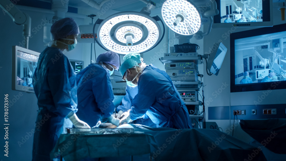 Medical Team Performing Surgical Operation in Modern Operating Room - obrazy, fototapety, plakaty 