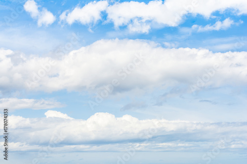 Plakat Niebieskie niebo z białymi chmurami, cloudscape tło.