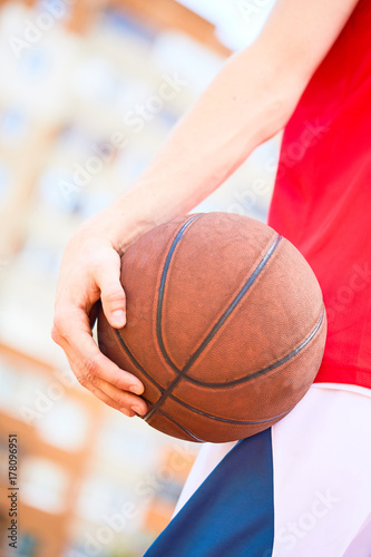 Zdjęcie XXL mężczyzna trzyma koszykówkę
