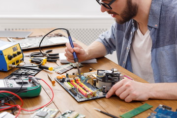 Aufkleber - Repairman soldering computer circuit in workshop