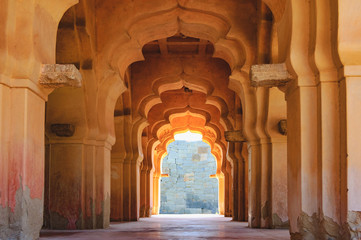 Fototapete - Old ruined arch of Lotus Mahal in Hampi, Karnataka, India.