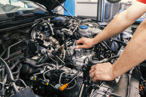 Cuadros en Lienzo mechanic working on engine repairs