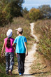 © catalyseur7 - couple d'enfants promenant sur un sentier