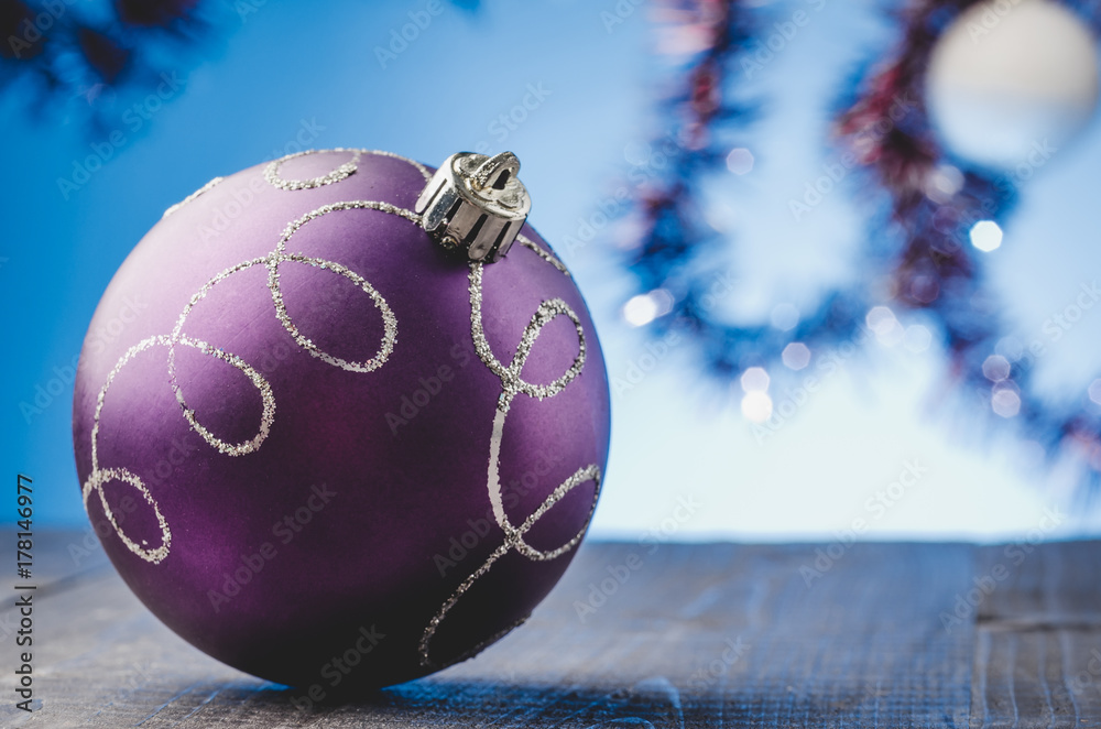 fotografija violet christmas ball on a blue light background violet fotografija violet christmas ball on a blue light background violet christmas ball on a blue light background na europosterji si