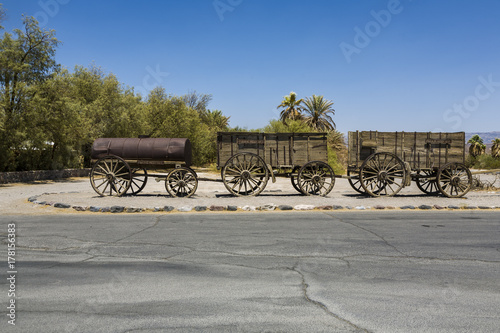 Fotografía old waggon at teh entrance of the Furnance Creek Ranch in the middle of Death Va