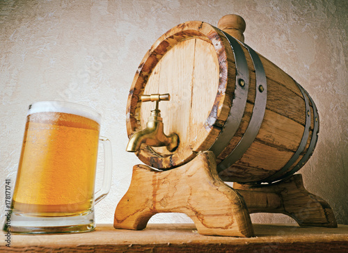 Plakat Dolny widok drewnianej beczki piwa i kuflem piwa