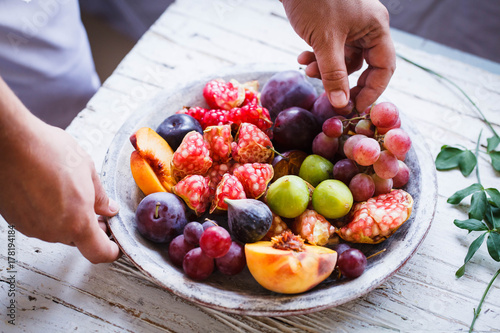 Zdjęcie XXL Osoba obsługująca jedzenie winogron na tacy pełne świeżych owoców sezonowych