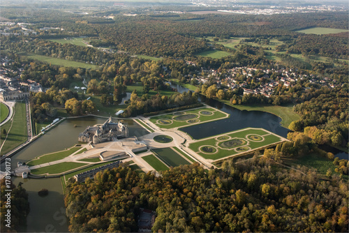 Fotodibond 3D Widok z lotu ptaka Chantilly kasztel, siedziba Diane De Poitiers i Catherine de Medici w Oise w Francja