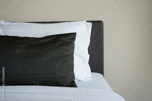 Zdjęcie XXL Wygodne łóżko i poduszki w pokoju hotelowym