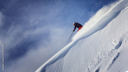 Zdjęcie XXL narciarz freeride schodzący przez stromy teren
