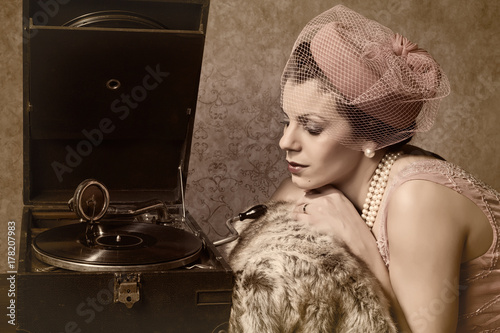 Zdjęcie XXL Vintage kobieta i stara muzyka