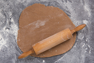 Gingerbread cookie dough and rolling pin