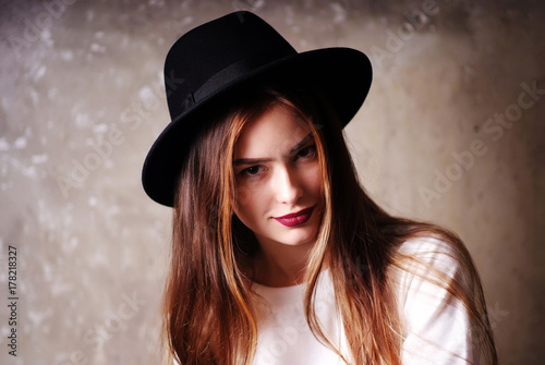 Plakat Portret młody figlarnie wystrzału pozytyw w kapeluszowej mody nowożytnej kobiety mody spojrzenia delikatnej modelowej dziewczynie