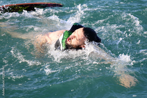 Plakat Mężczyzna pływa w morzu