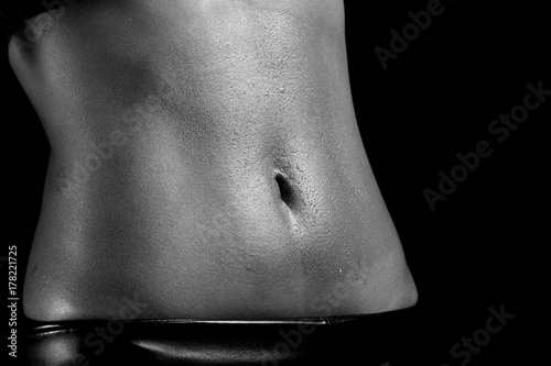 Zdjęcie XXL Fitness Model Lady kobieta spocony sportowy brzuch po ciężkich ćwiczeń, utrata masy ciała koncepcja czarno-biały