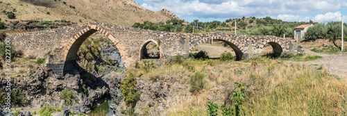 Fotografía Panorama of Ponte di Saraceni, near Adrano, Sicily, Italy