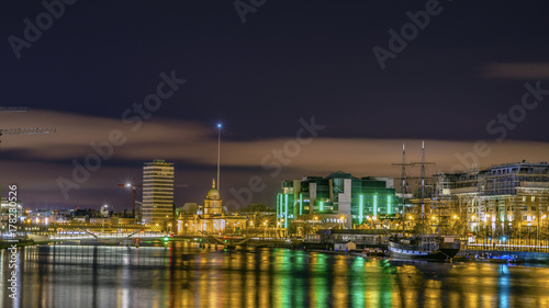 Zdjęcie XXL Dublin, Irlandia, nocny widok Custom House, Jean Johnston Tall Ship, most Seana O&#39;Casey nad rzeką Liffey i The Spire.