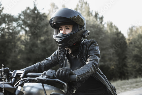 Fotomural Young woman driving motorcycle