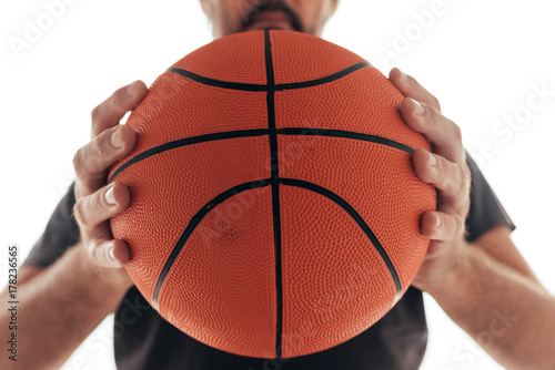 Plakat Trening koszykówki, człowiek trzyma piłkę