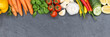 Gemüse Sammlung Tomaten Karotten Paprika kochen Zutaten Banner Schieferplatte Textfreiraum von oben