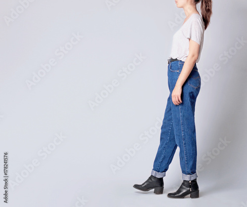 mom jeans with black belt
