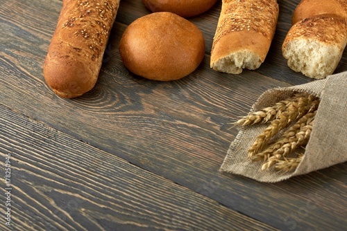 Zdjęcie XXL Różnorodny chleb świeżo piec właśnie od piekarnika na drewnianej nawierzchniowej copyspace karmowej piekarni łasowania diety odżywki supermarkecie zdrowym śniadaniowym asortymentu zdrowym asortymencie.