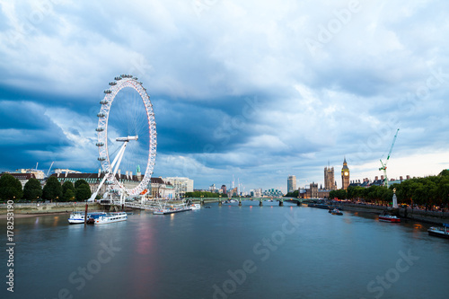 Plakat Londyn o świcie. Widok z mostu Golden Jubilee