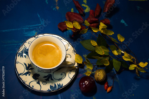Plakat jesień kawa napój z waffers, jabłko i cynamon i jesienne liście na drewniane deski na białym tle