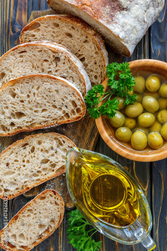 Zdjęcie XXL Domowej roboty ciabatta z oliwą z oliwek i oliwkami.