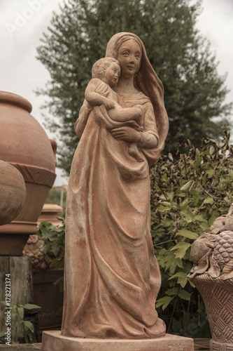 Zdjęcie XXL Terracotta statua młoda kobieta z dzieckiem, w Impruneta, Włochy