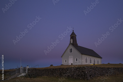Zdjęcie XXL Strandakirkja w południowym Iceland na tle wieczór niebo