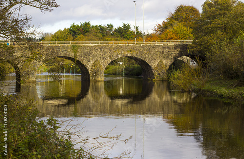 Cuadros en Lienzo The ancient stone built Shaw's Bridge over the River Lagan close to the little