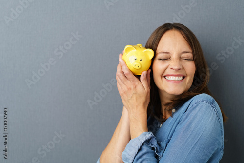Fotografía frau freut sich über eine preissenkung