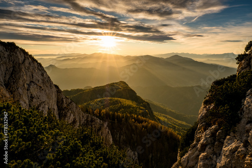 sonnenuntergang-auf-einem-osterreichischen-gipfel-mit-nebelschwaden-in-den-talern