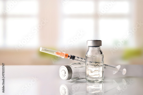 Cuadros en Lienzo Vials and syringe on white table with background windows