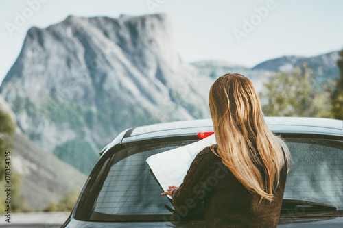 Plakat Wycieczka samochodowa Kobieta kierowca z mapy planowania podróży trasy w Norwegii Podróży Lifestyle koncepcja przygoda wakacje zewnątrz skaliste góry na tle