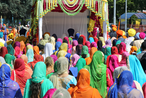 Zdjęcie XXL ludzie z kolorowymi ubraniami i kobiety z zasłoną podczas reli