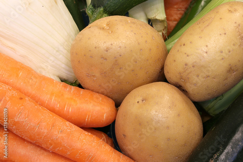 Zdjęcie XXL organiczne ziemniaki warzywne i pomarańczowe marchewki i kopry