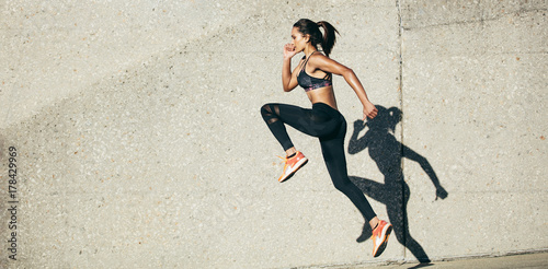 Fotomural Woman doing fitness exercise outdoors