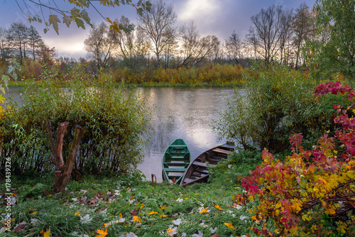 Plakat Dwie łodzie są na rzece jesienią