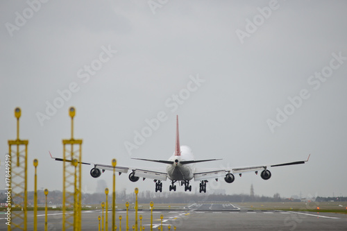 Plakat Lotnisko Bruksela Lotnisko samolot przelot przelot nad wodą kontrola uciążliwości belgocontrol pilot kontrolerzy firmy ładunków cargo ładunek Boeing 747