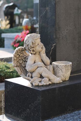 Plakat : posąg małego anioła na cmentarzu w Sviadnovie, Republika Czeska