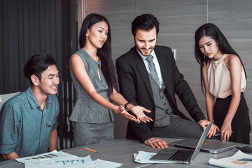 manager discussing work with his colleagues at meeting, business concept    