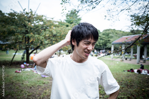 決まりの悪い顔の男性 Stock Photo Adobe Stock 決まりの悪い顔の男性 Stock Photo Adobe Stock