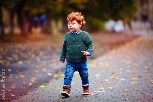 when a baby boy should start walking