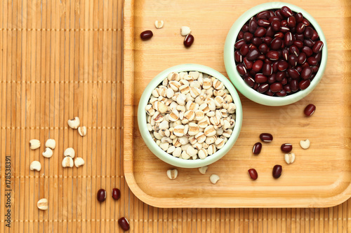 Fotografie, Obraz red beans and job’s tears in green bowl on bamboo