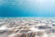 Unterwasserwelt mit Wellenmuster im Sand