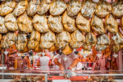 Fotografía Jamon, traditional spanish pork legs, hanging at the market store in Valencia, S